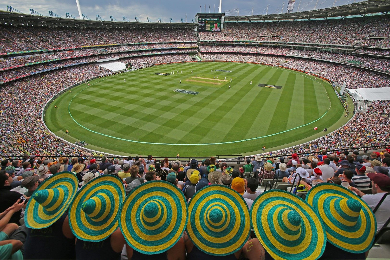 "Мелбърн Крикет Граунд" е най-големият стадион, посветен на крикета. Събира 100 хиляди души и е дом на осем отбора по крикет и австралийски футбол (разновидност на ръгбито). Той е един от най-старите в света, отворен през 1853-а. Крикетът е един от най-старите спортове все пак.