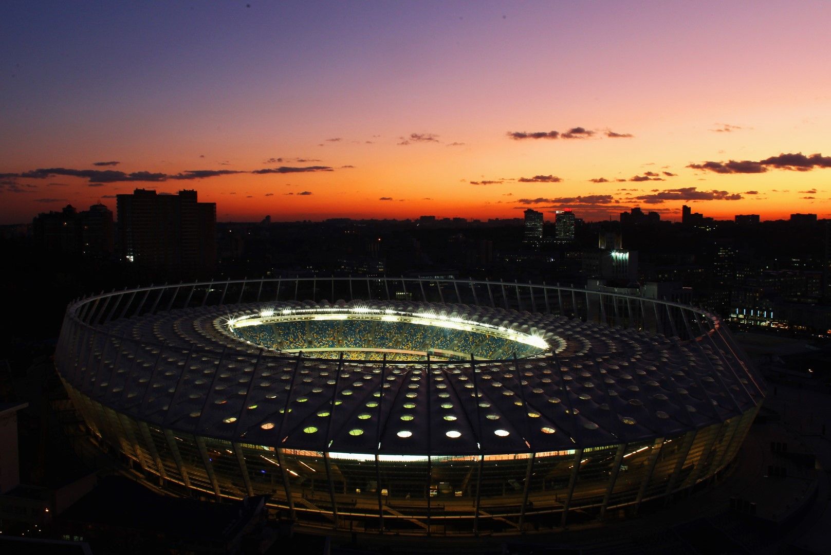 Олимпийският стадион в Киев също има красив залез след откриването си през 1923-а. Реновиран е три пъти и прие последния финал в Шампионска лига между Реал и Ливърпул (3:1) Домът на Динамо (Киев) сега събира 70 хиляди души, а през 1977-а на него са 102 хиляди за мача между Динамо и Байерн.