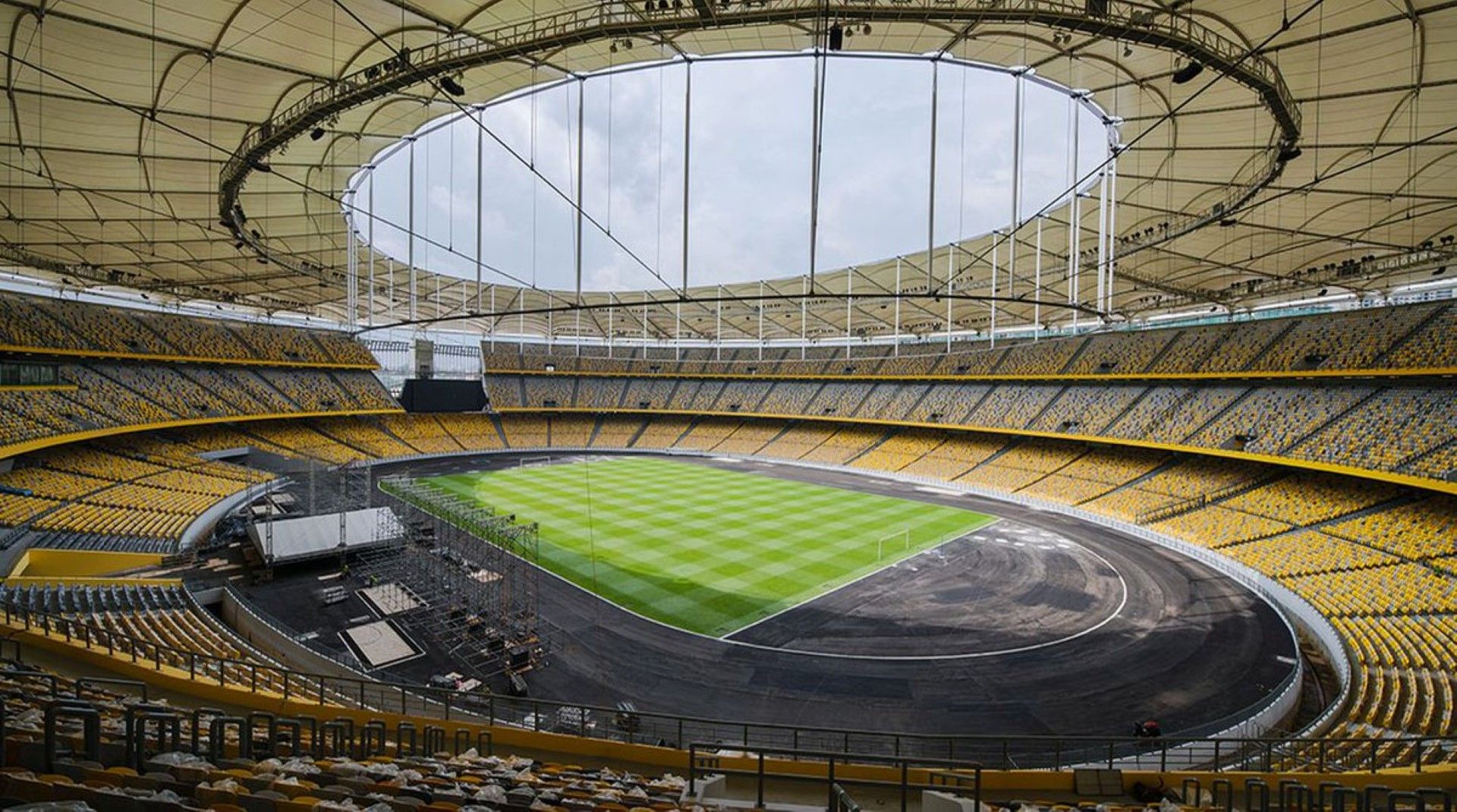 Това е националният стадион на Малайзия в Куала Лумпур. Събира 88 хиляди души след реновирането си през 2017-а. Построен е през 1996-а и приема всякакви спортни и обществени събития.