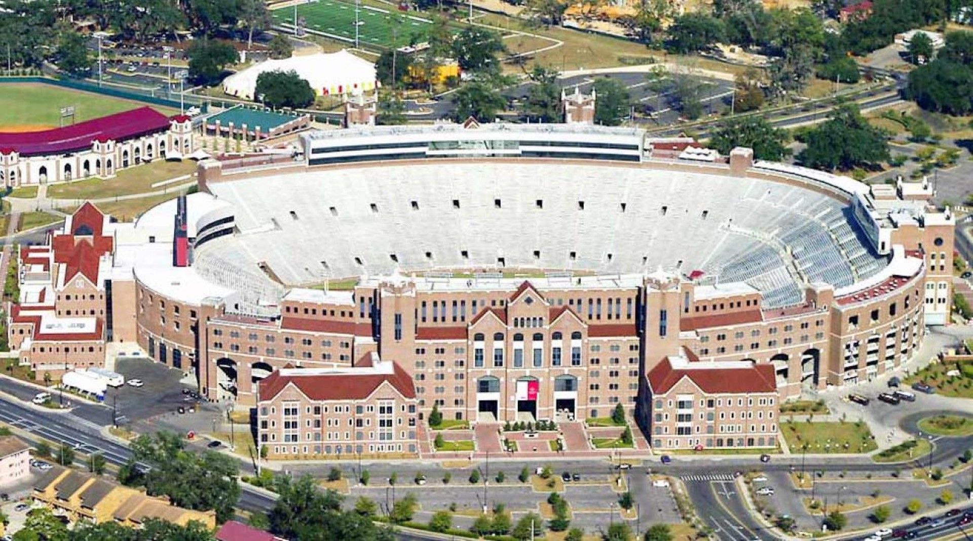 Не, това не е училището на Хари Потър, а стадиона "Doak Campbell" в Талахаси Флорида. Домът на отбора по американски футбол Флорида Стейт Семиноулс, който е построен през 1950-а изглежда впечатляващо и събира 80 хиляди души.