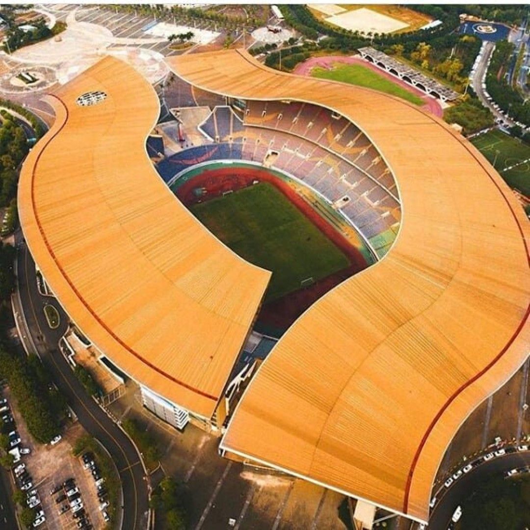 Олимпийският стадион в Гуанджоу впечатлява с уникалния си дизайн и капацитет от 80 хиляди седящи места. През 2010-а прие Азиатските игри. Този и националният стадион в Пекин са най-големите спортни съоръжения в Китай.