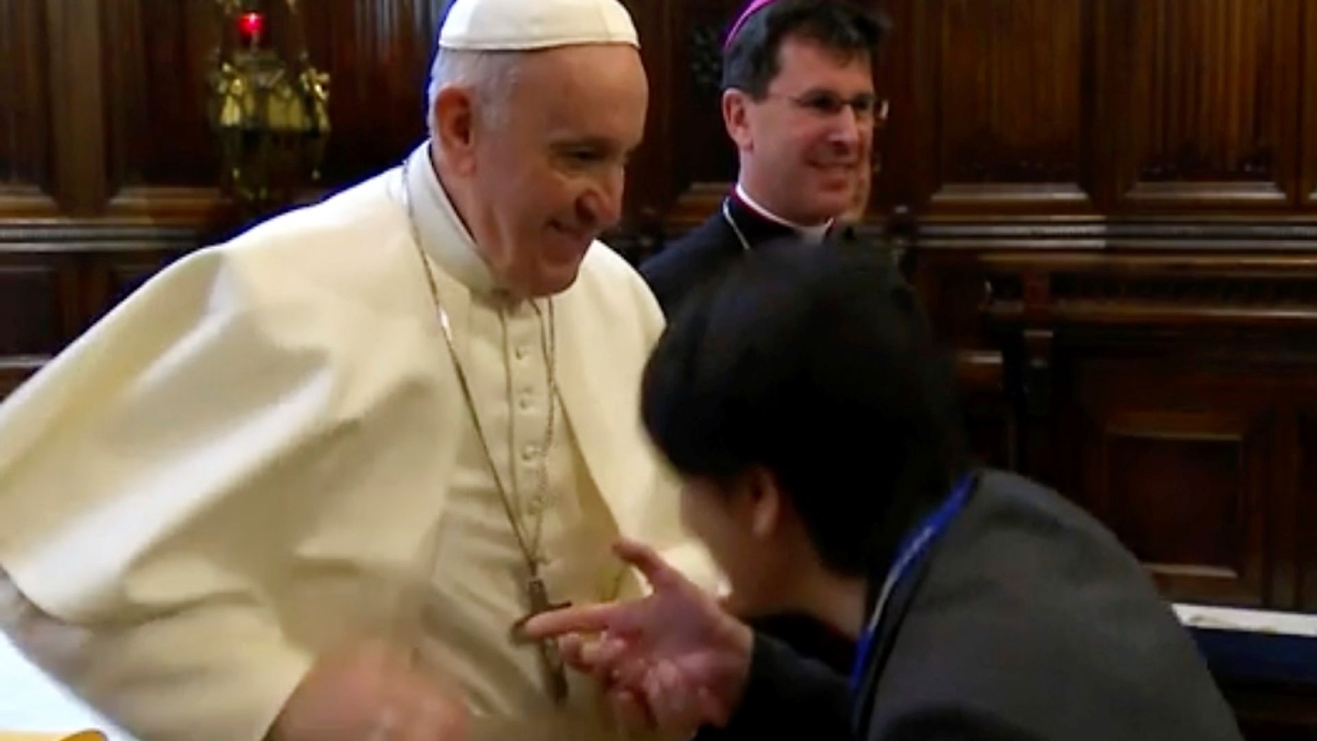 Папа Франциск обясни днес защо е отдръпвал ръката си когато