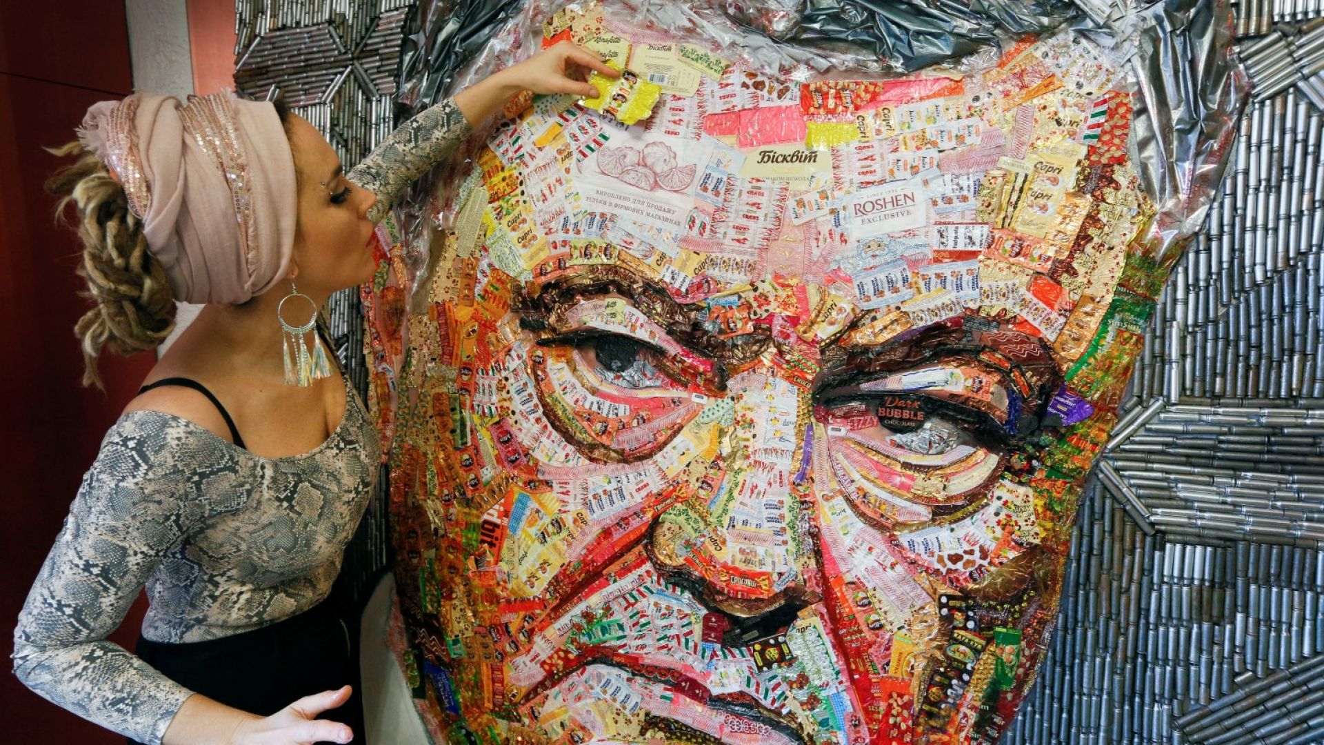 Преди изборите в Украйна - художничка изобрази Порошенко с опаковки на бонбони