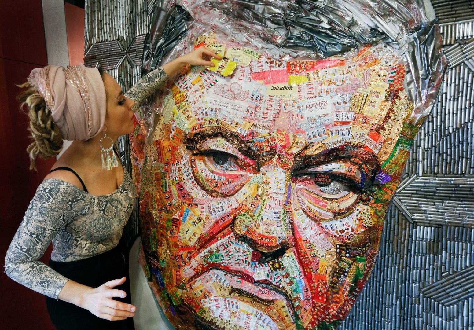 Дария Марченко със своето ново произведение, след като изобрази Путин и Тръмп