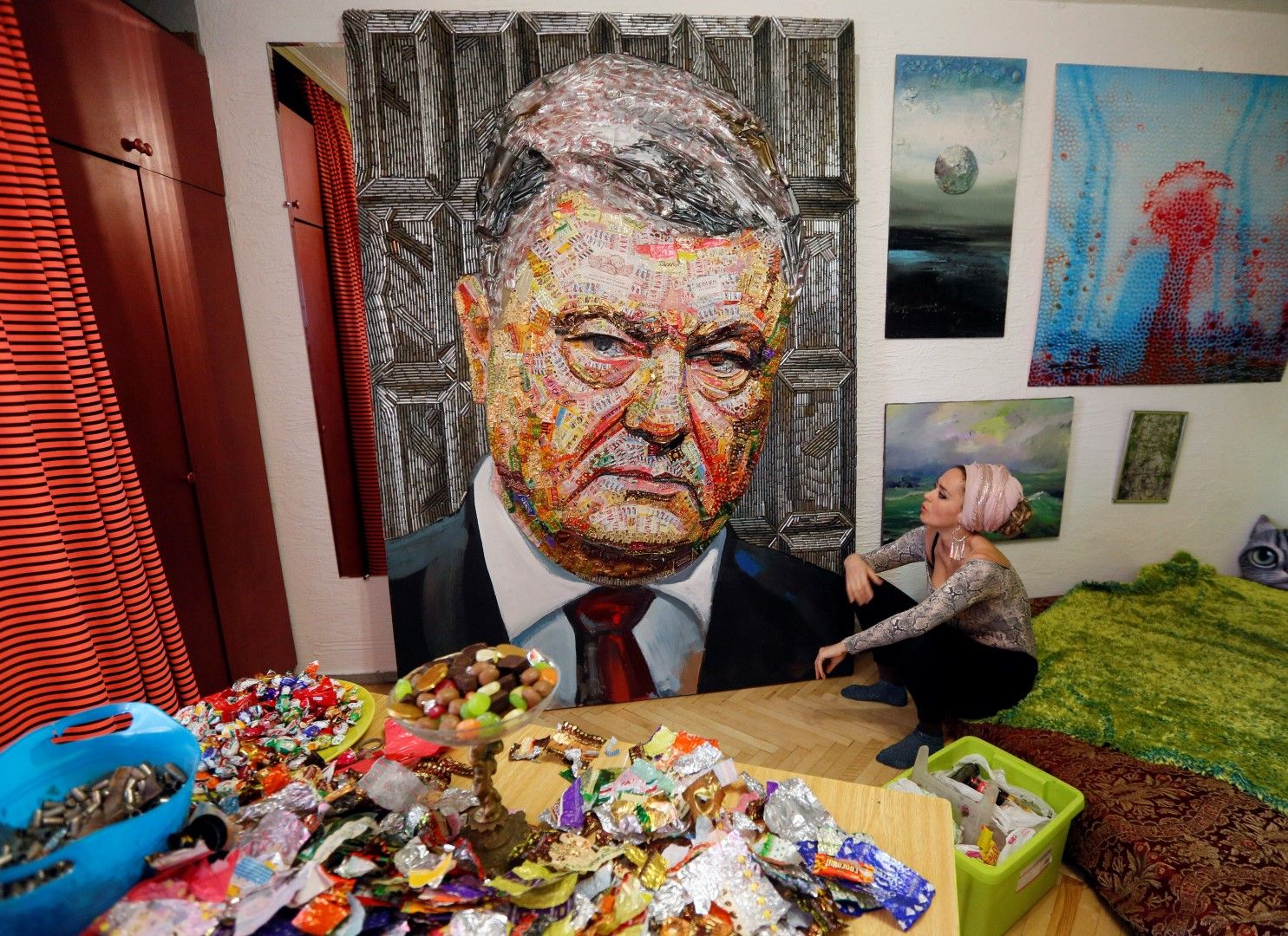 Портрет на Петро Порошенко от опаковки от бонбони (производството на шоколадови изделия е водещият бизнес на експрезидента на Украйна)