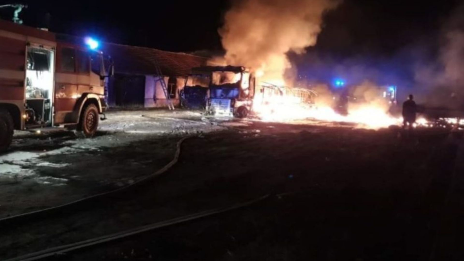 Камион натоварен с контейнери с разредител се е запалил на