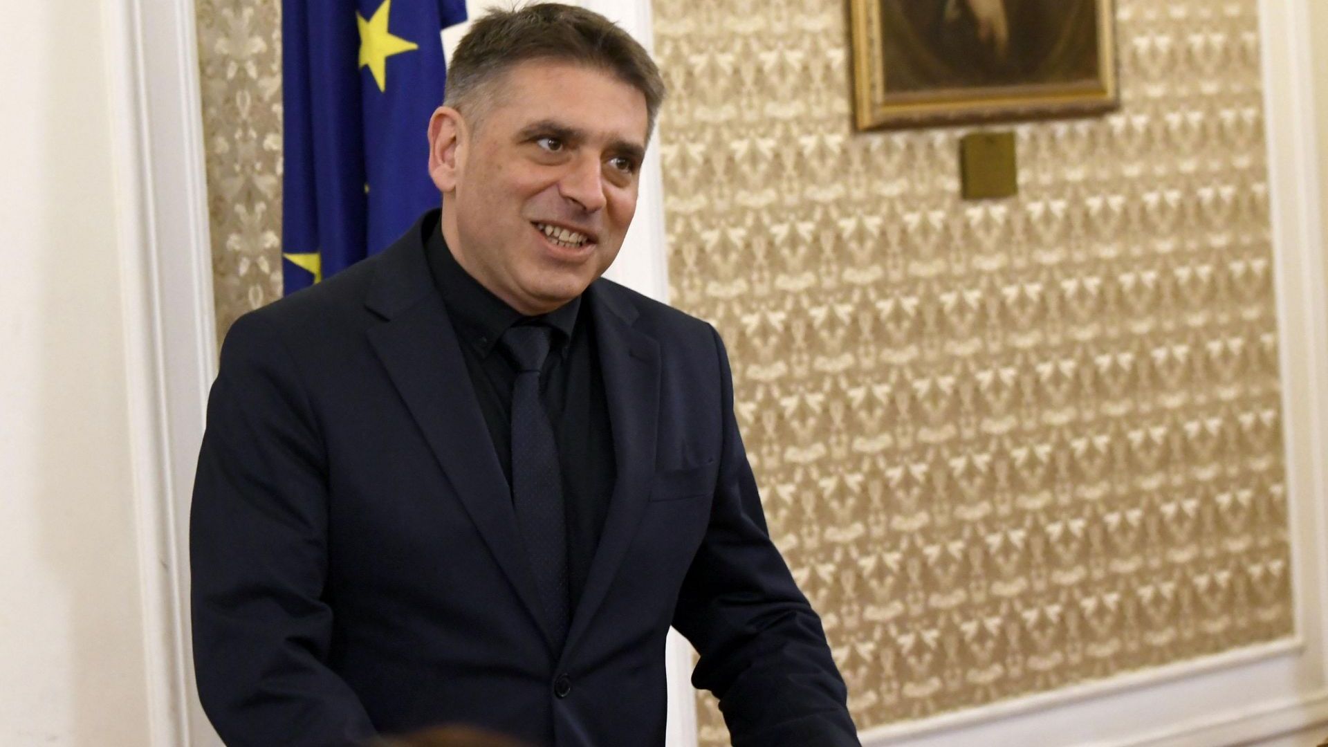 Г н Лозан Панов е правоспособен български гражданин длъжен е да