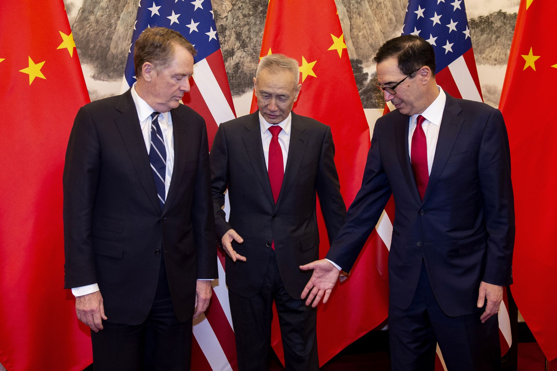Китайският вицепремиер Лю Хъ посрещна американския министър на финансите Стивън Мнучин в Пекин