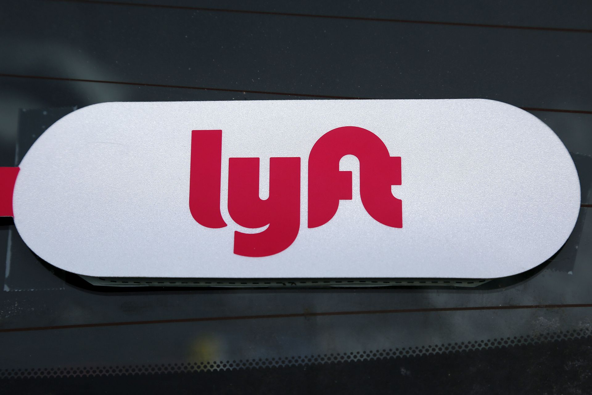Компанията за превоз на пътници с частен автомобил, организиран с мобилно приложение, Лифт (Lyft) бе оценена на 24,3 млрд. д.