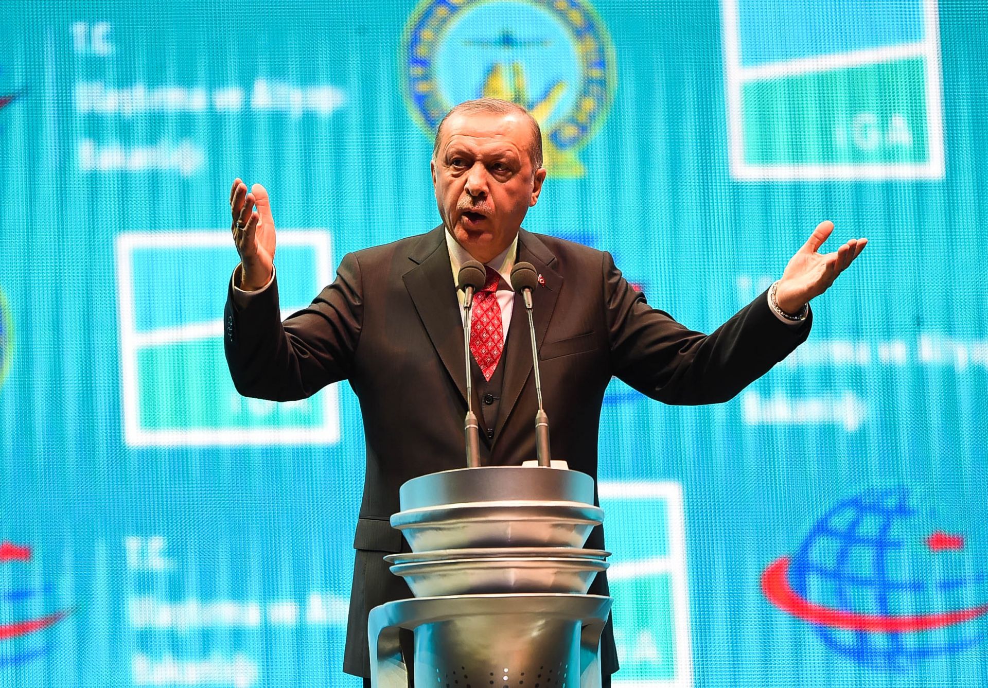 Докато се борим навън, трябва да кажа, че има и хора, които работят в наша вреда отвътре, каза Ердоган