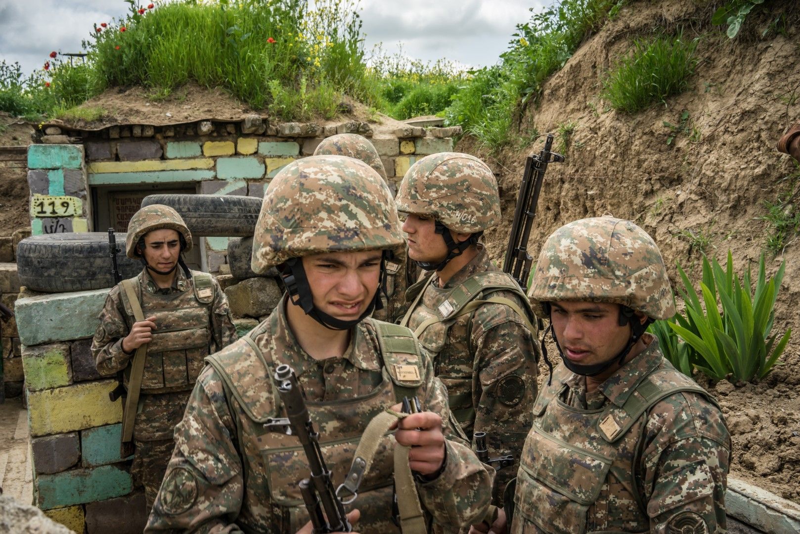 Военни в окопите на Нагорни Карабах през 2019 г.