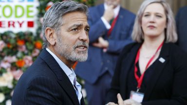 Джордж Клуни призова за бойкот на 9 луксозни хотела заради закон срещу прелюбодеянията