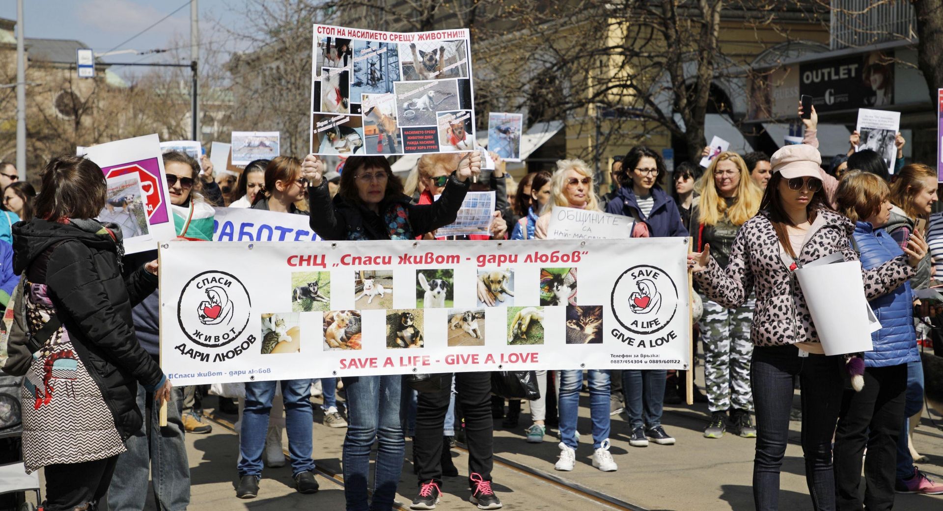 Десетки граждани и гости на столицата протестираха пред Министерския съвет и шестваха по бул. Витоша срещу насилието над животни