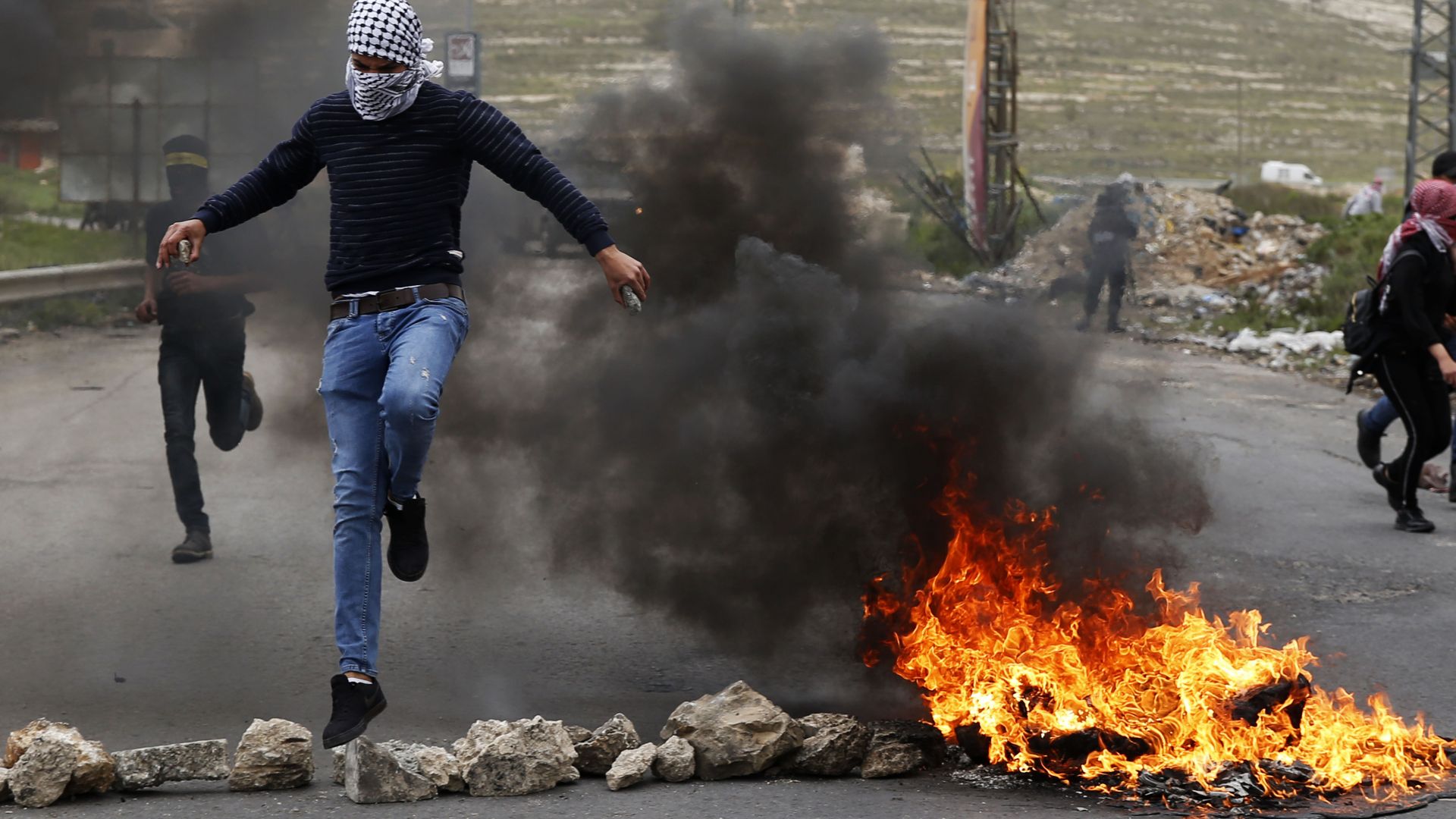 Двама палестински демонстранти бяха убити а 99 бяха ранени при