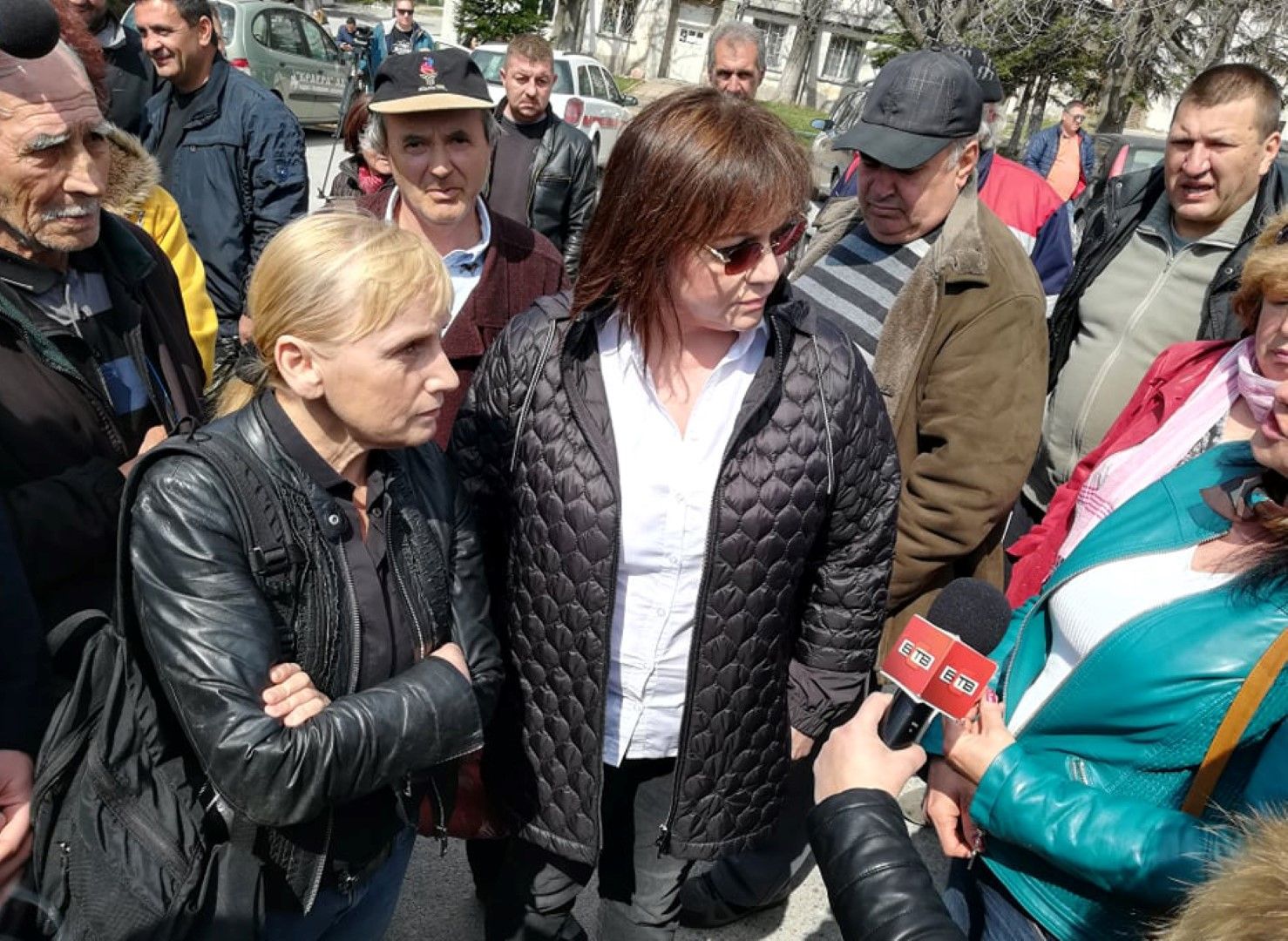 Елена Йончева и Корнелия Нинова се срещнаха с хора от пернишкото село Дивотино