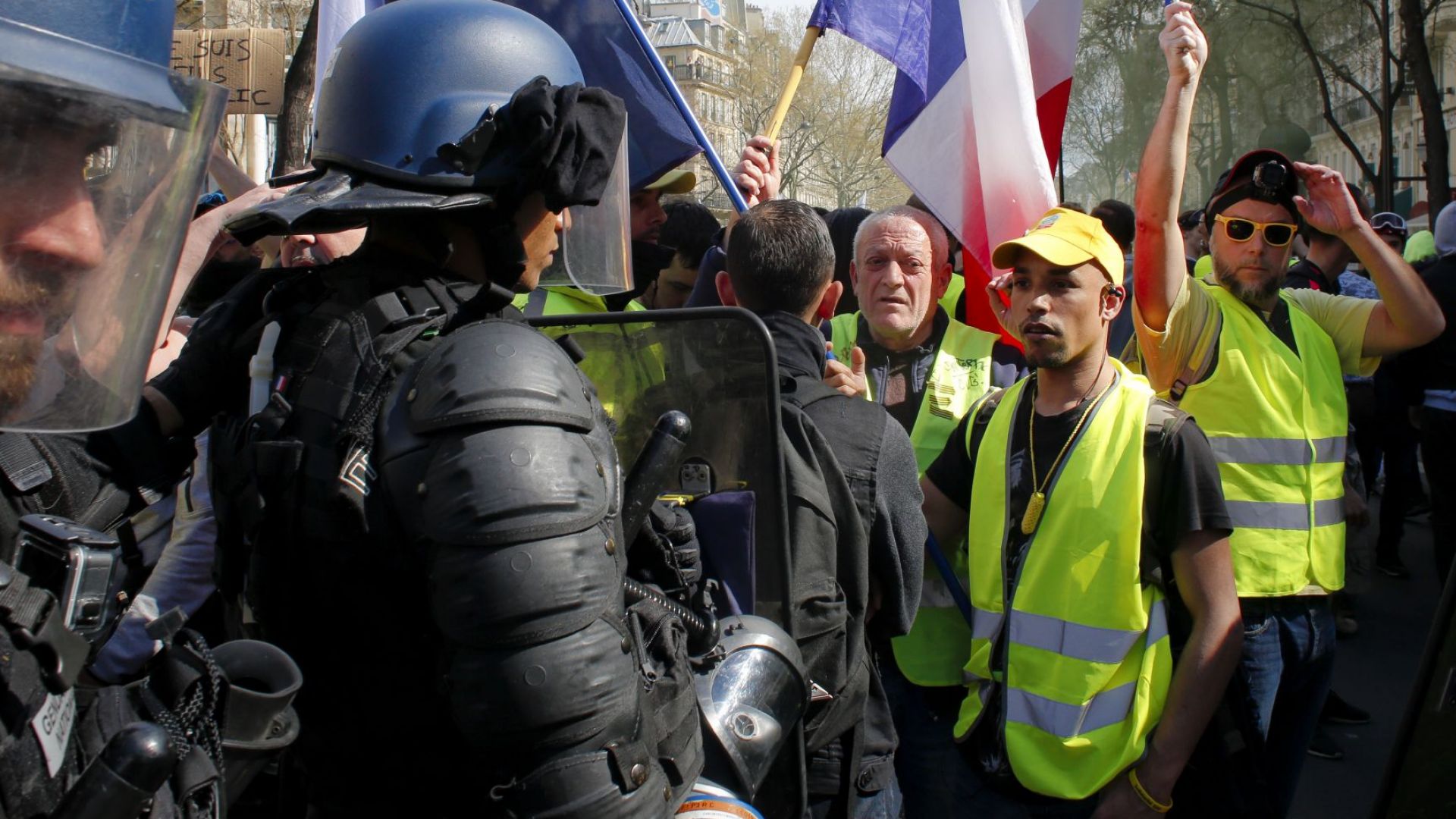Сблъсъци между участници в протестите на жълтите жилетки и полицията