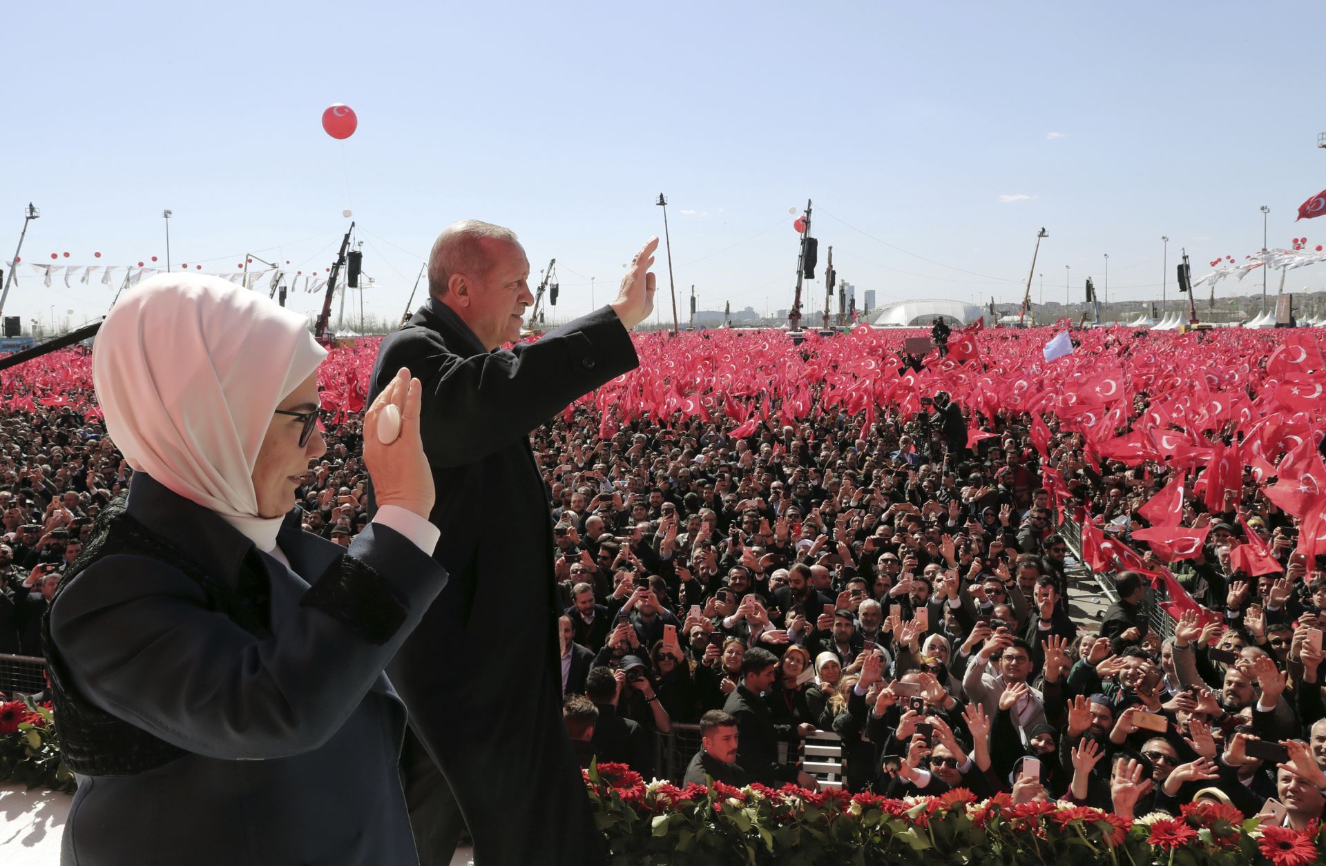 Реджеп Ердоган със съпругата си Емине, която винаги ходи с традиционно турско облекло