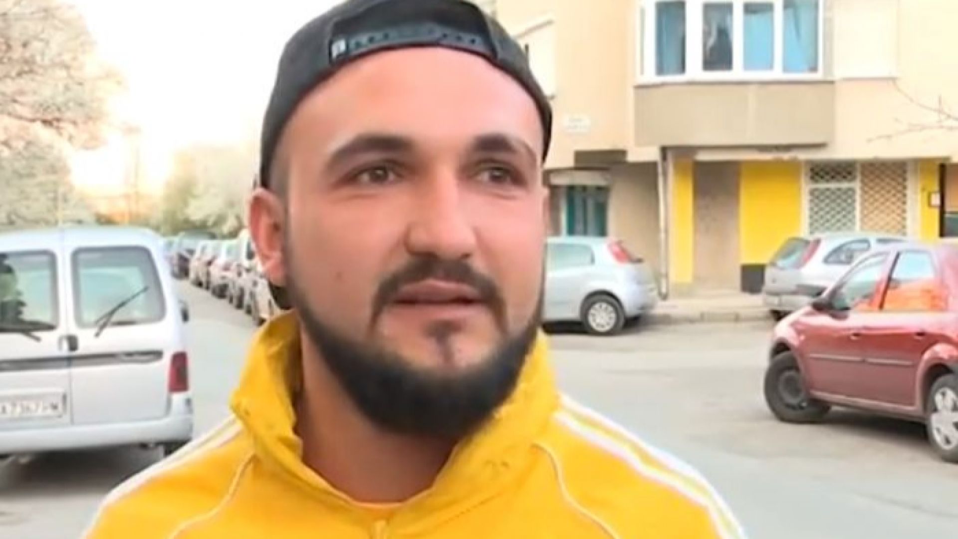 Мъж от София пълни сам дупките на улиците около блока