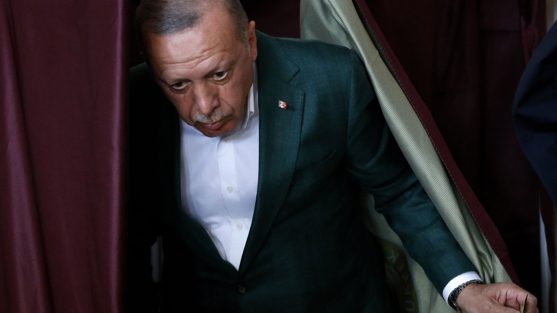 Турският президент Реджеп Тайип Ердоган гласува на местните избори състоящи