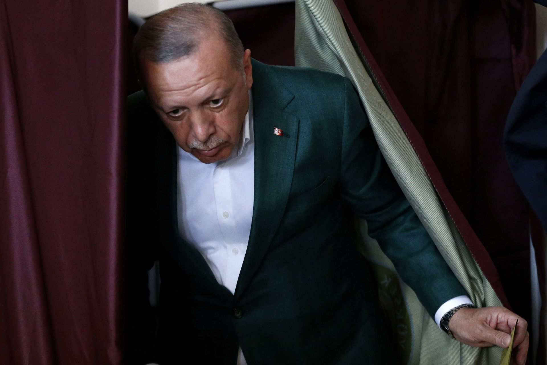 Турският президент Реджеп Тайип Ердоган гласува на местните избори в Истанбул