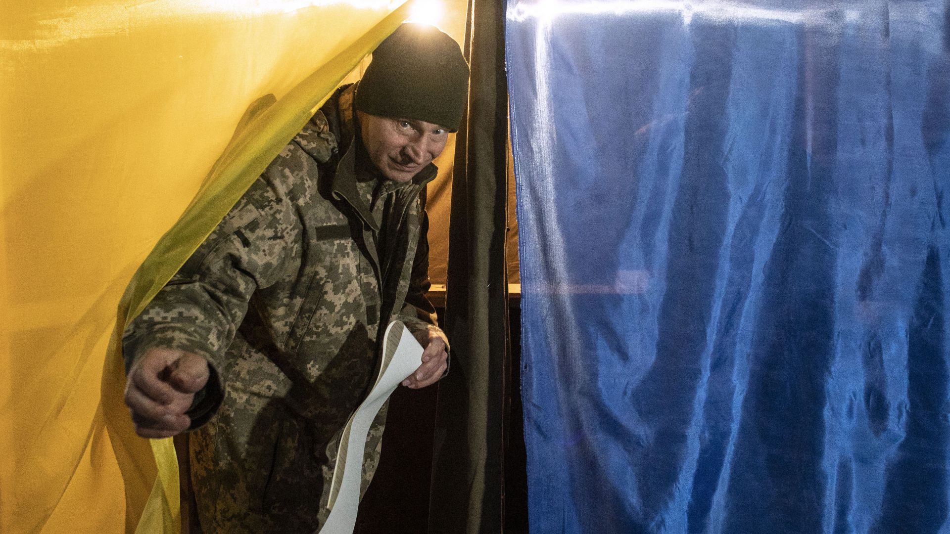 Комикът Володимир Зеленски който е начинаещ в политиката получава най много