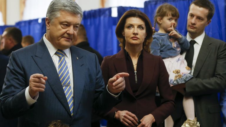 Украинските власти започнаха официално разследване срещу бившия президент Петро Порошенко