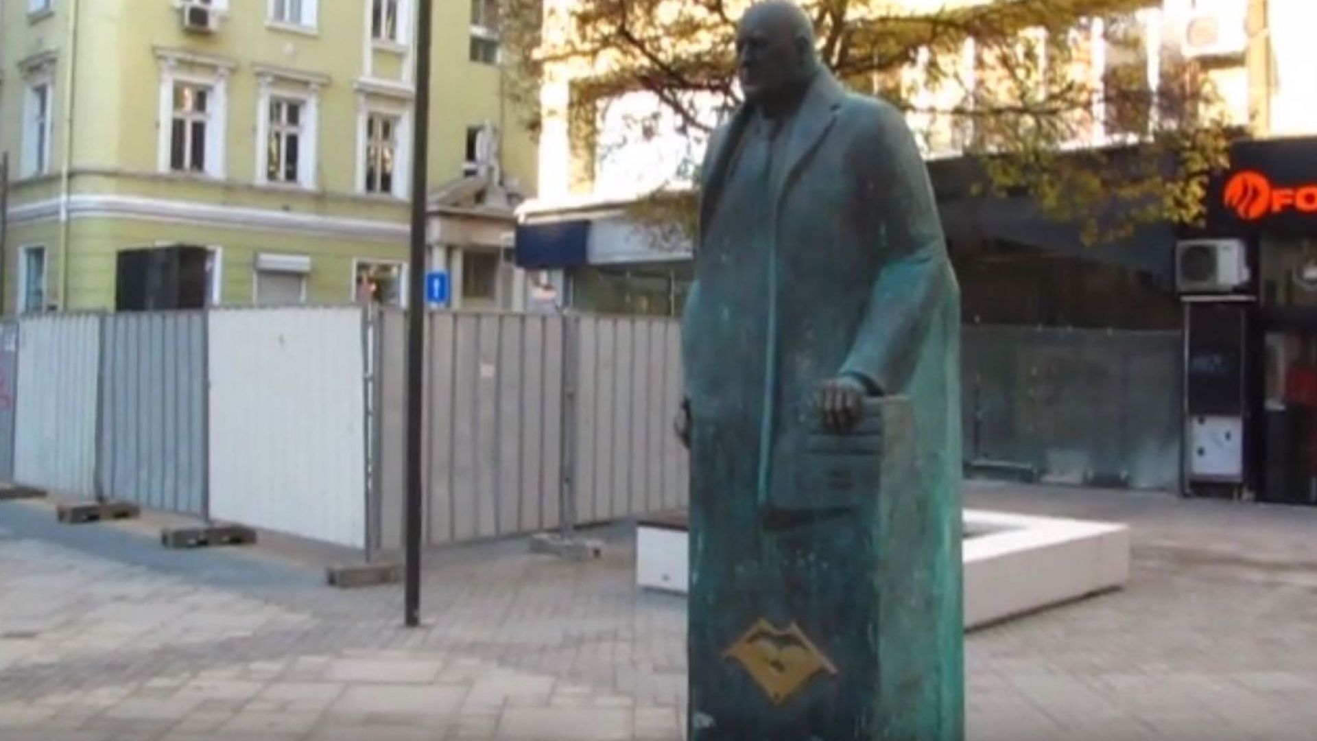 София осъмна на 1 април с паметник на премиера Бойко