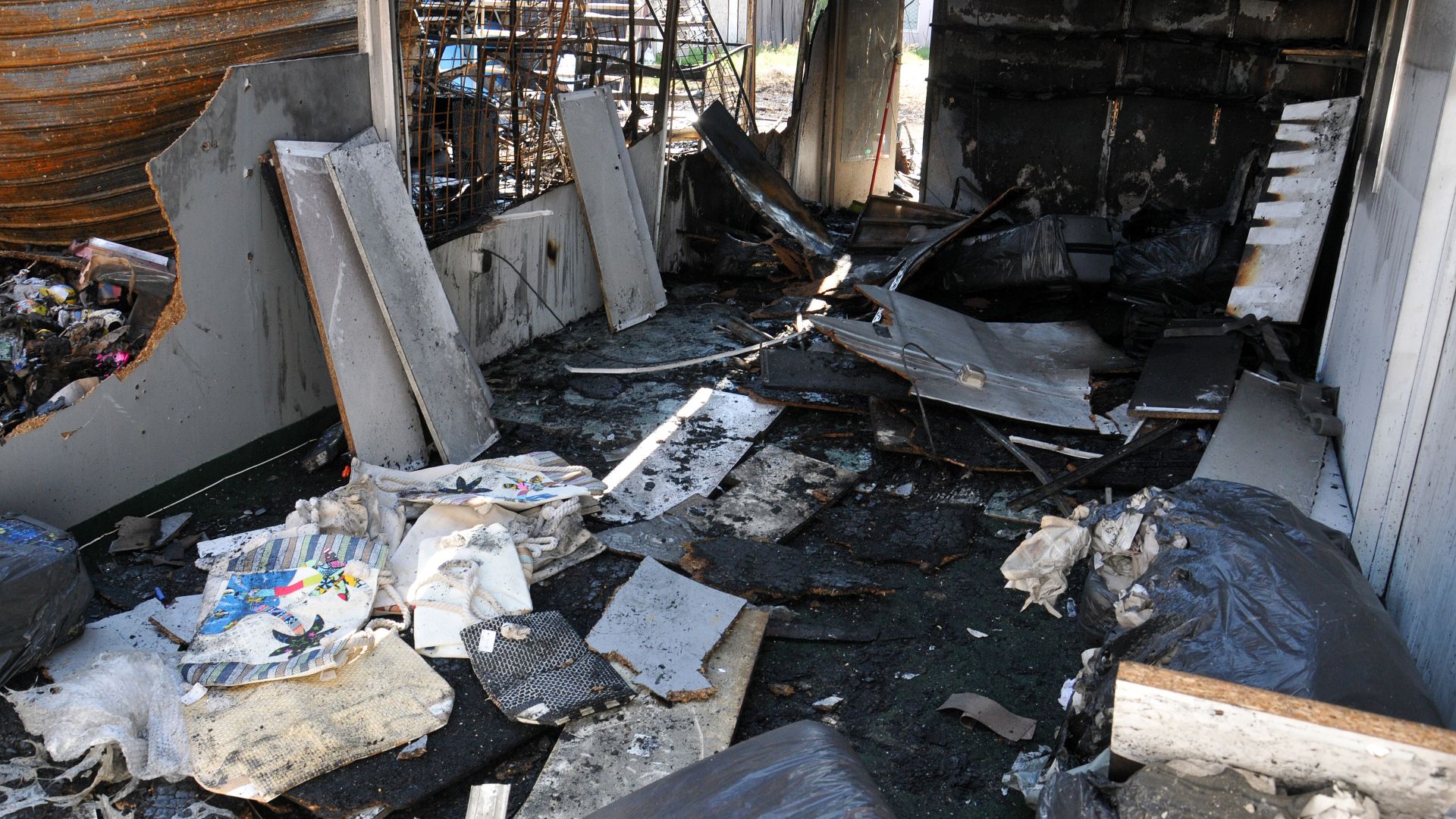 Пожар изпепели три магазина в центъра на курортния комплекс Слънчев