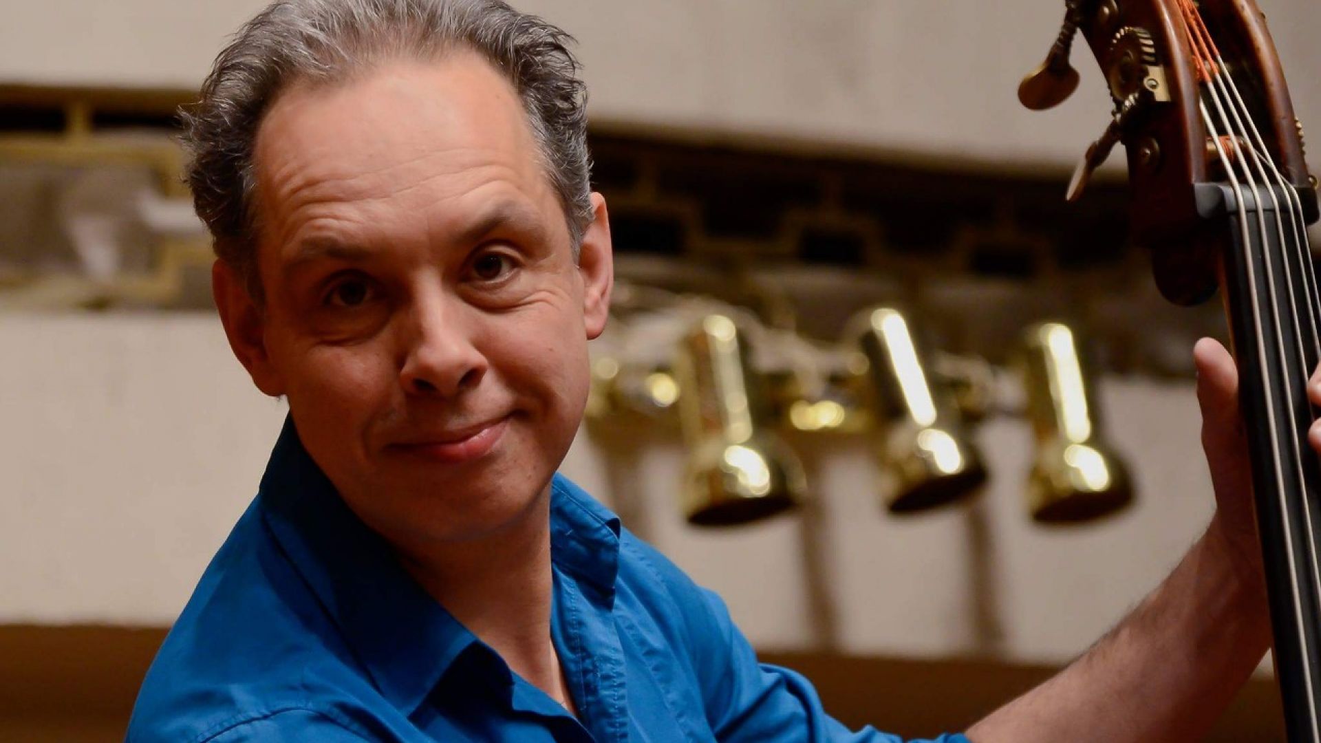 Контрабасистът от Софийската филхармония Борислав Симеонов който изгуби единия си