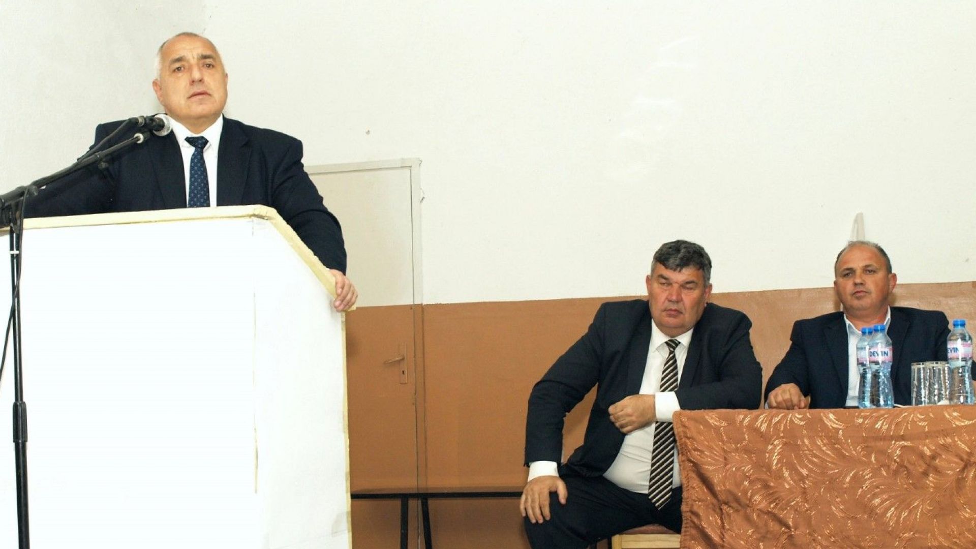 Борисов в с. Пристое: България не е само на жълтите павета 