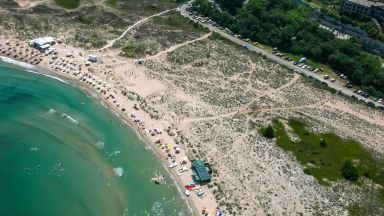  Метални порти с катинари блокират достъпа до плажа Аркутино 
