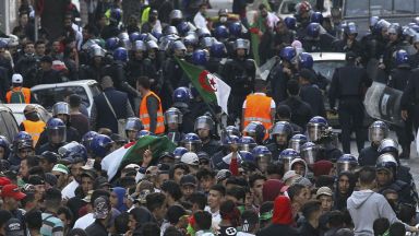 Алжирците "свалиха" президента Бутефлика 