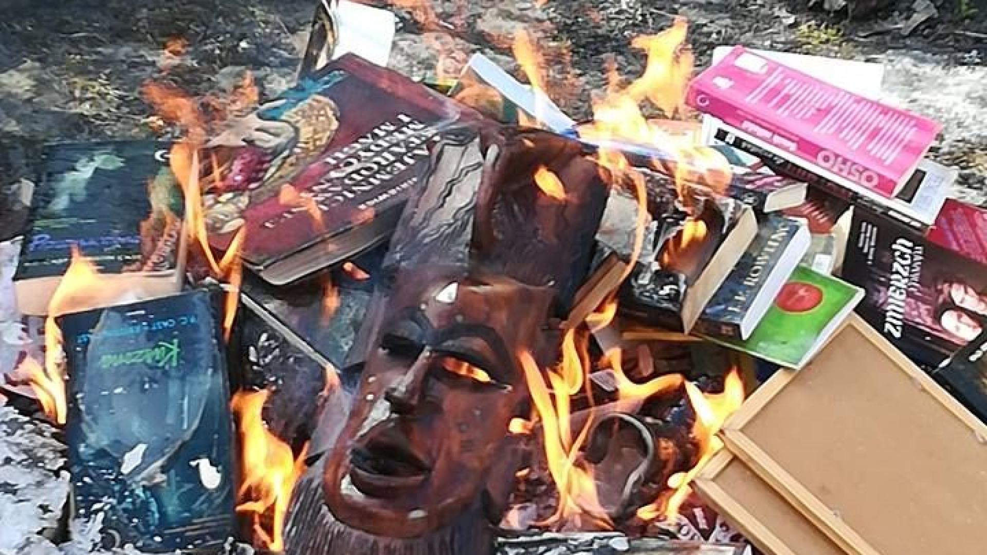Католически свещеници в полския град Гданск изгориха книги за които
