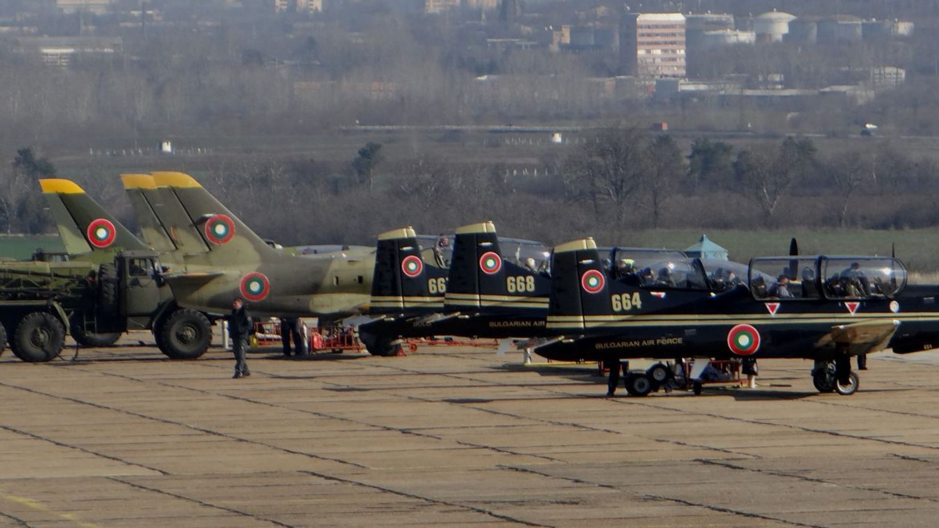 Висшето военновъздушно училище Георги Бенковски в Долна Митрополия ще приема