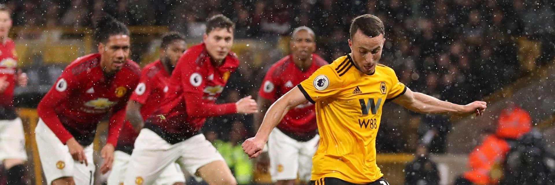 Кошмарните "вълци" и нелеп автогол отново спряха Юнайтед