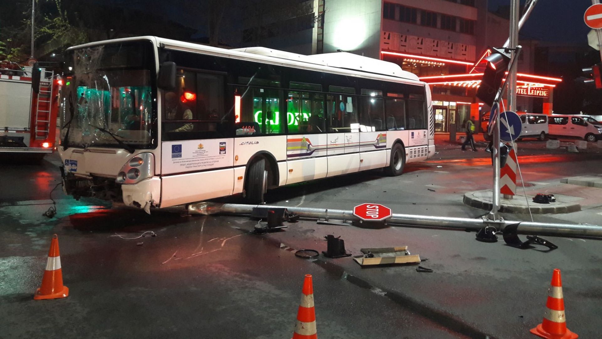 Тежка катастрофа с градски автобус в Пловдив (снимки)
