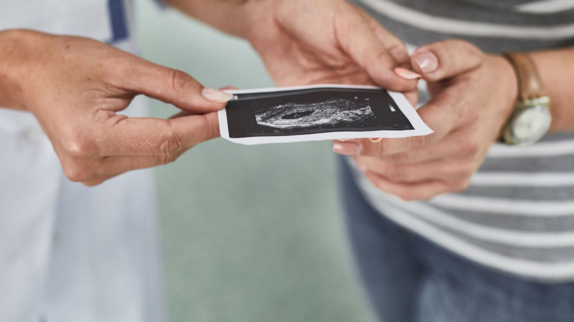 Американка на 61 години стана сурогатна майка на сина си