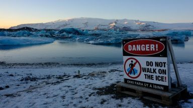 Туристи на косъм от смъртта при разрушаване на исландски ледник (видео)