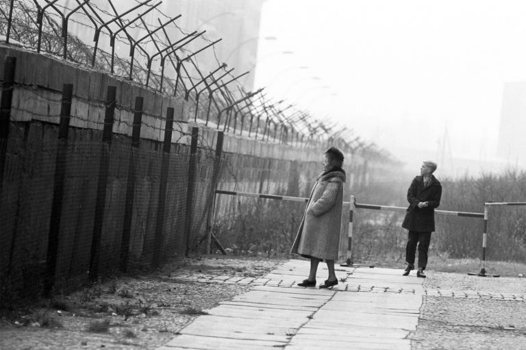 Преди 30 г. падна Берлинската стена, взела стотици жертви (архивни снимки и  видео) | Днес.dir.bg