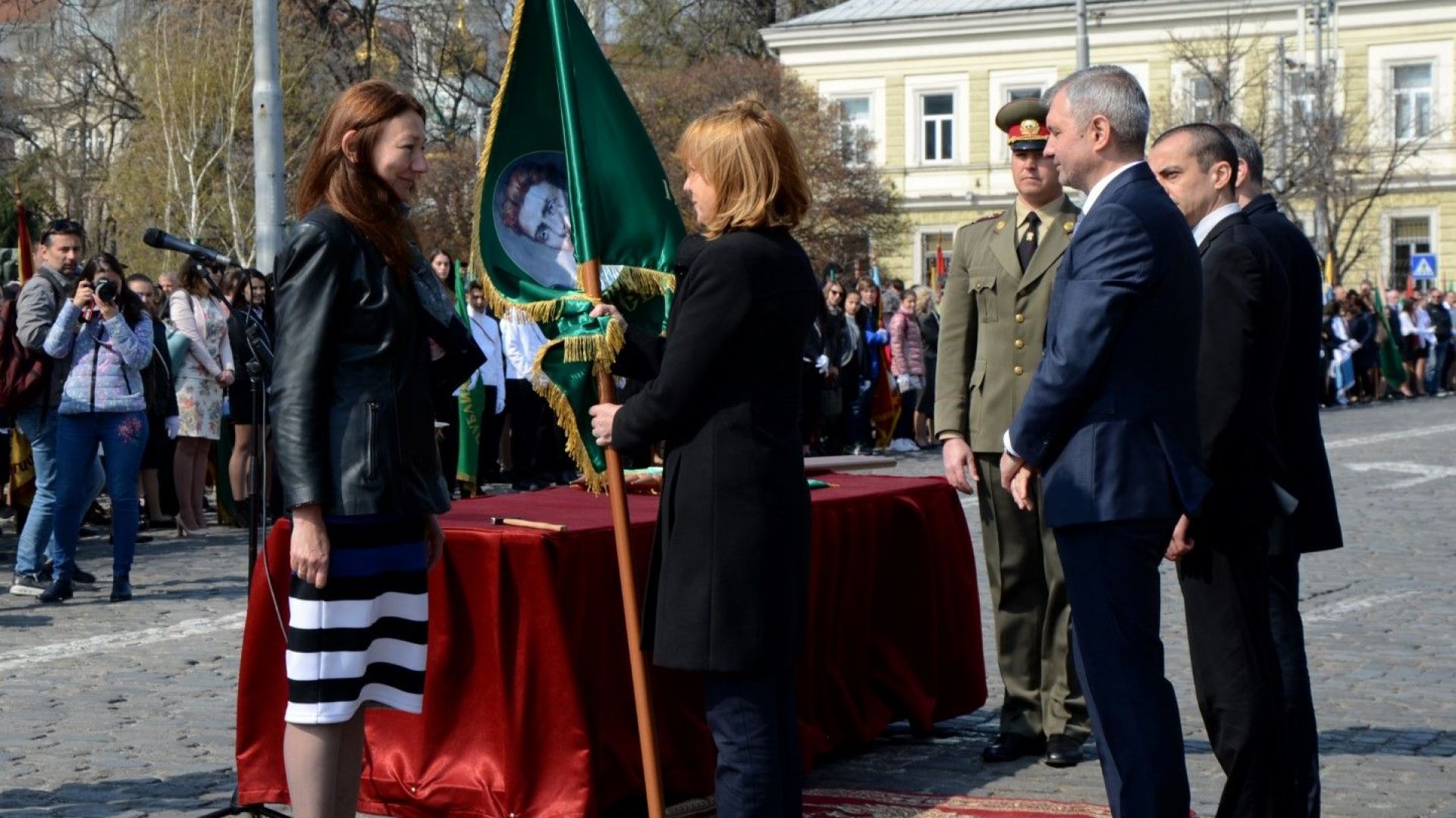 Тържествено осветиха 140 училищни знамена по повод 140-годишнината от обявяването на София за столица (снимки)