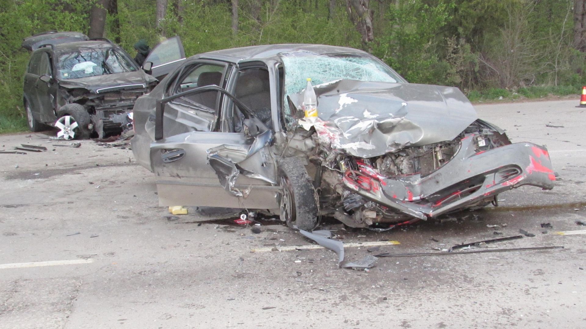 Трима души пострадаха при тежка катастрофа между два автомобила по