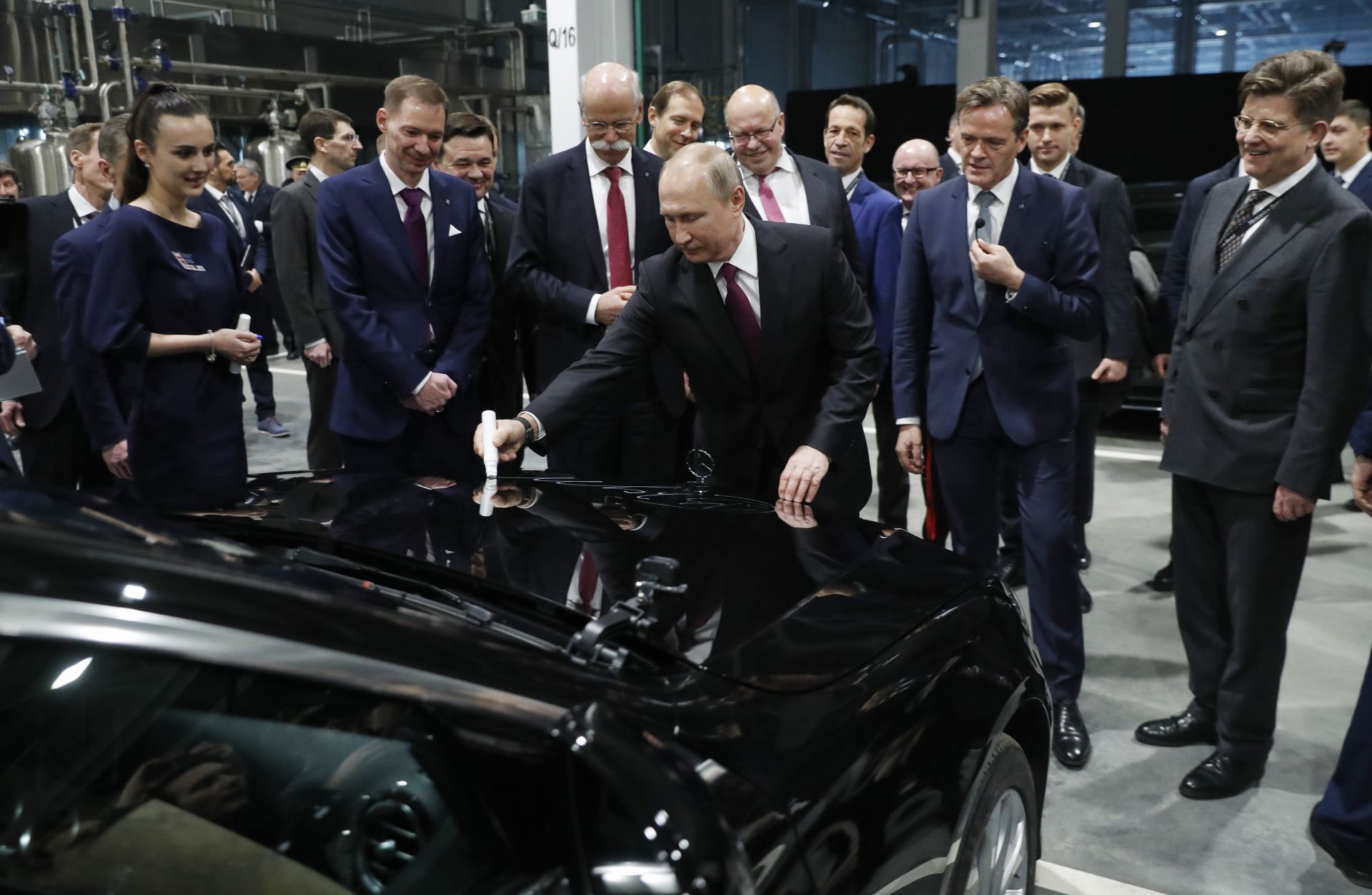 В центъра на снимката, от ляво на дясно, са шефът на Mercedes Дитер Цетше, министърът на икономиката на Германия Петер Алтмайер и президентът на Русия Владимир Путин