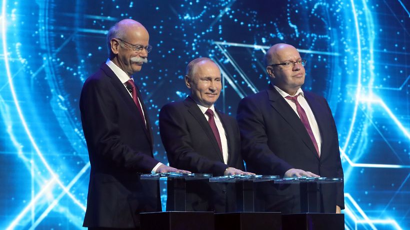 Владимир Путин и германският министър на икономиката откриха първия завод на Mercedes в Русия