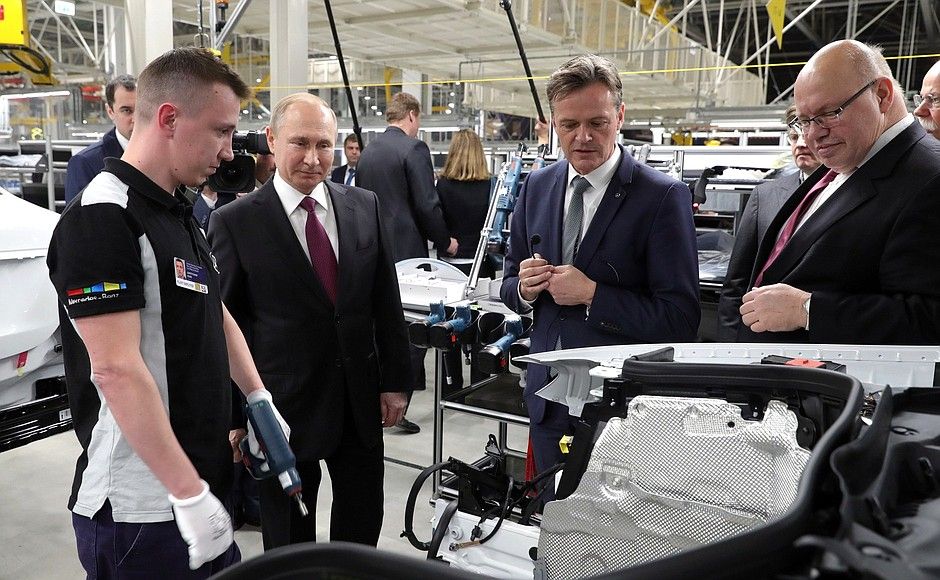 Владимир Путин и германският министър на икономиката откриха първия завод на Mercedes в Русия