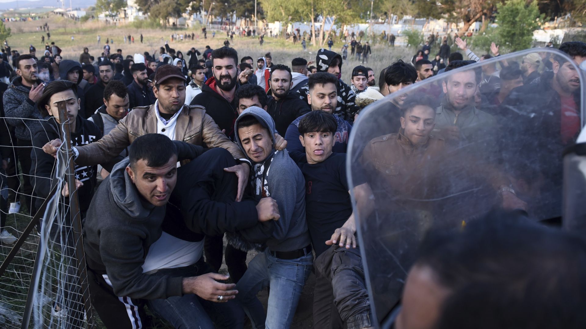 Над хиляда бежанци и мигранти напуснаха лагера Диавата до Солун