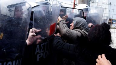  Газ и шокови гранати против мигрантите, тръгнали от Солун към С. Македония 