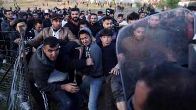Мигранти напират откъм Гърция, границите са подсилени с патрули