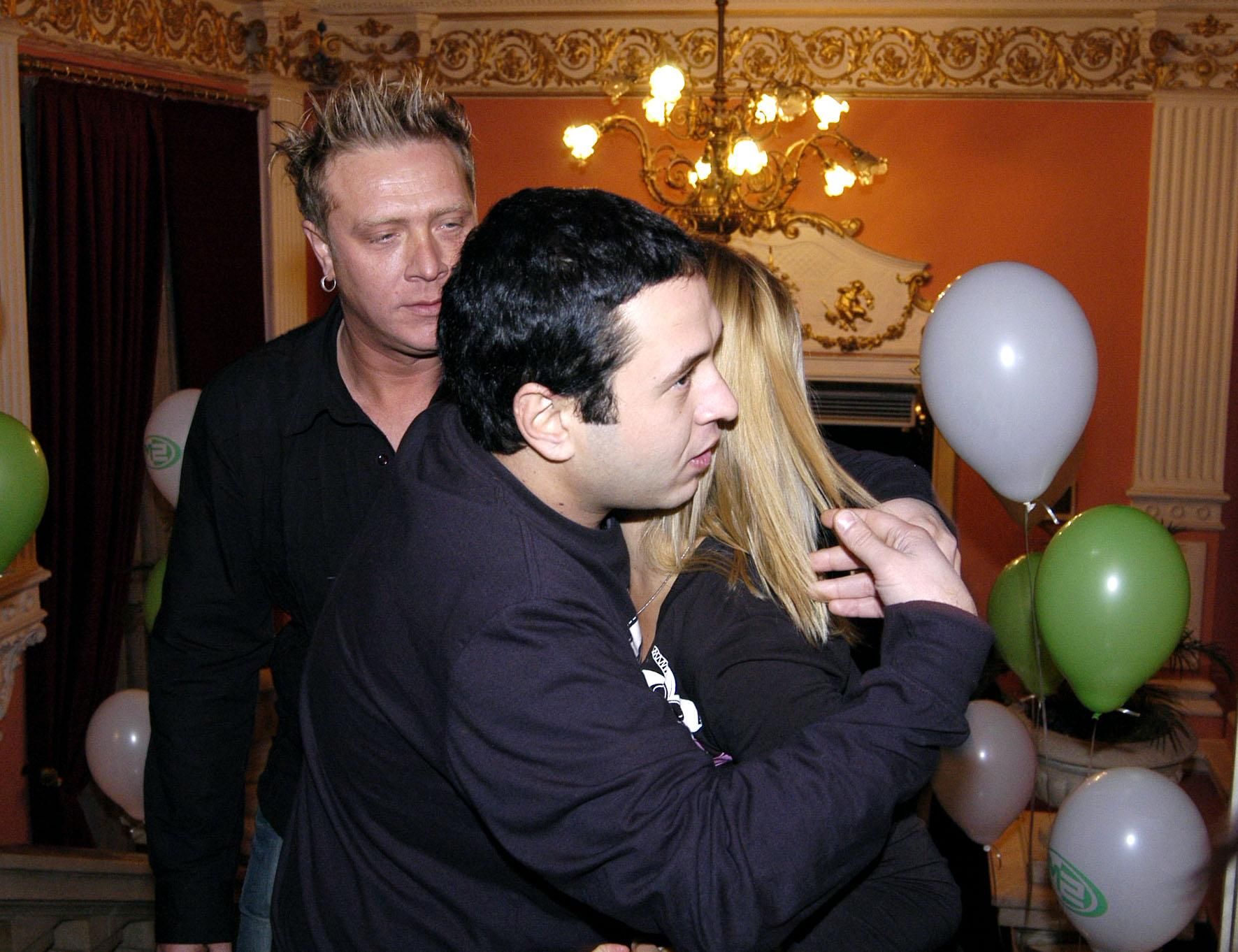 10 ноември 2005 г. - Явор Захариев прегръща неизвестна девойка под одобрителния поглед на барабаниста Стефан в столичния Военен клуб