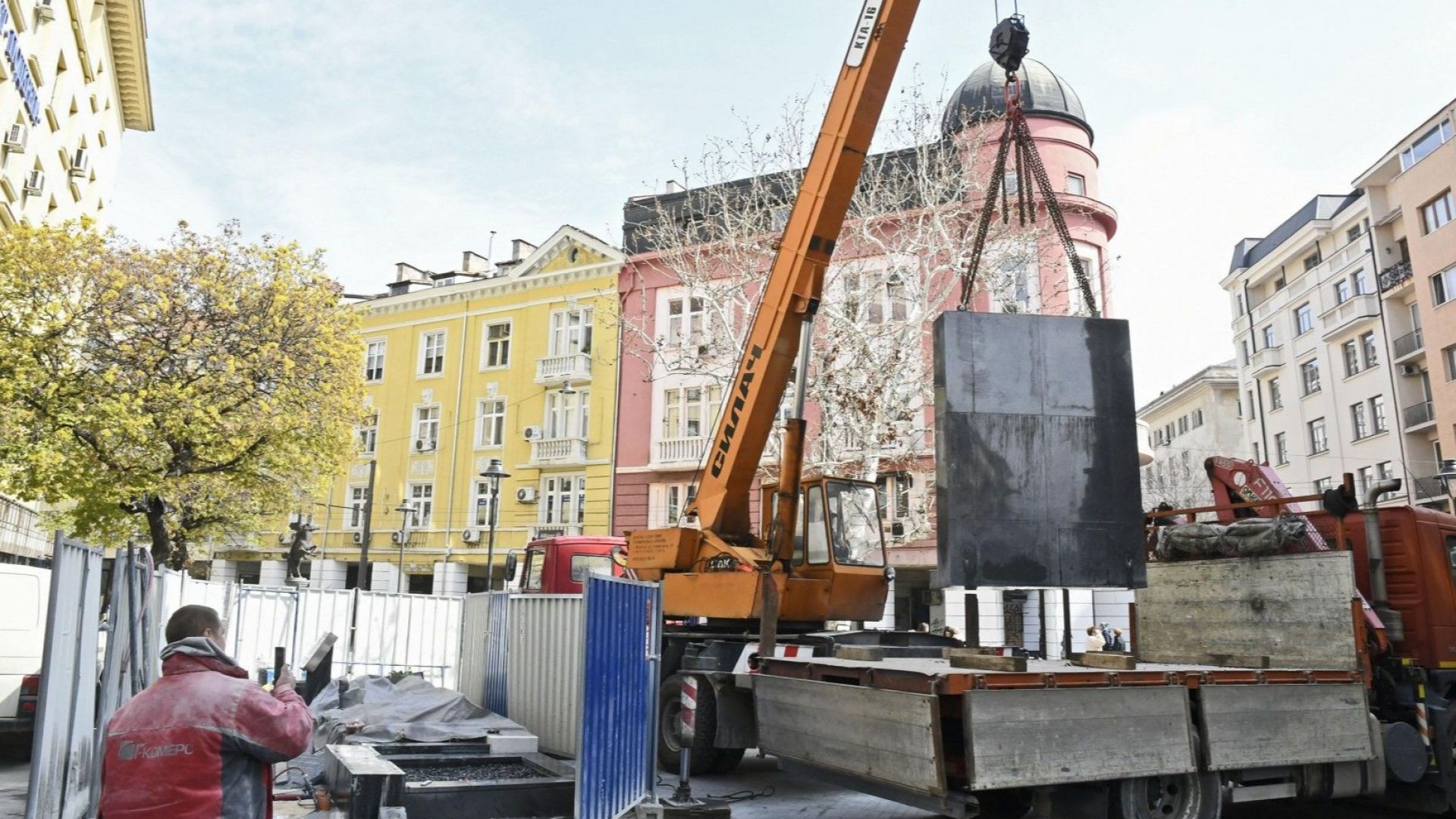 Работници премахнаха новооткрития монолит на столичния площад Гарибалди който стана