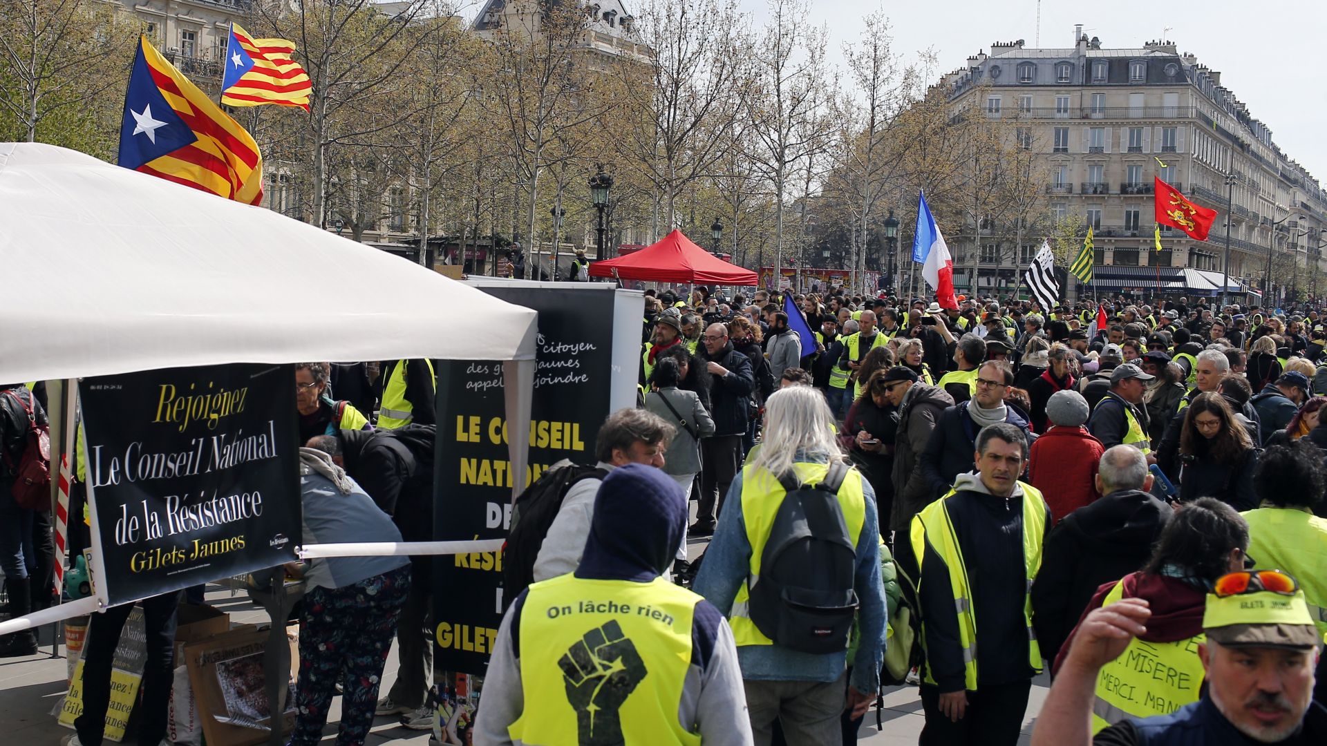 Протестиращи от движението на жълтите жилетки излязоха по улиците на